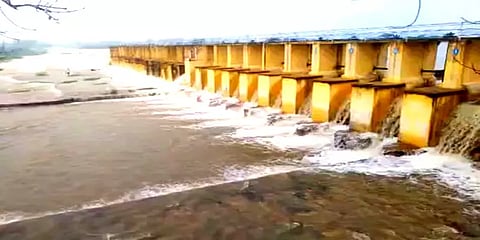 வெள்ள நீரை ஏரிகளுக்கு மடைமாற்றம் செய்யும் பொதுப்பணித் துறையினர்: மகிழ்ச்சியில் விவசாயிகள்