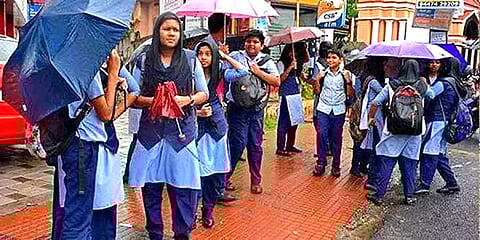 கனமழை எதிரொலி: எந்தெந்த மாவட்டங்களில் பள்ளி, கல்லூரிகளுக்கு இன்று விடுமுறை