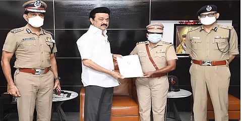 தோளில் சுமந்து வாலிபர் உயிரை காப்பாற்றிய ஆய்வாளர் ராஜேஸ்வரிக்கு முதல்வர் ஸ்டாலின் பாராட்டு