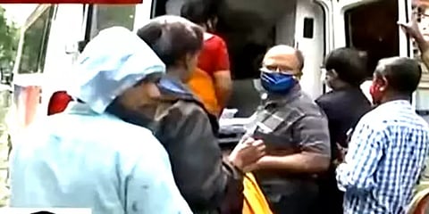 சென்னை: திடீரென உடல்நலம் பாதிக்கப்பட்ட மூதாட்டி - படகு மூலம் மீட்ட தீயணைப்பு வீரர்கள்