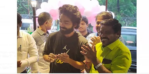 பாடகர் வேல்முருகனின் காஃபி ஷாப்பை திறந்து வைத்த ஜி.வி பிரகாஷ்