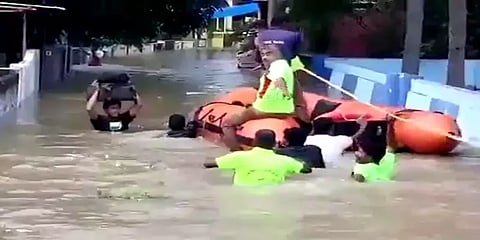 வெள்ளத்தில் சிக்கித் தவித்த மக்கள்: படகு மூலம் பத்திரமாக மீட்ட தீயணைப்புத் துறையினர்