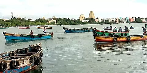 மீன்வளத் துறை அனுமதி: ஐந்து நாட்களுக்குப் பிறகு மீன்பிடிக்கச் சென்ற ராமேஸ்வரம் மீனவர்கள்