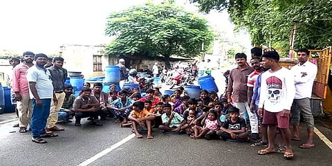 குடியிருப்பு பகுதிகளில் தேங்கியுள்ள மழைநீரை அகற்றுங்க: சாலைமறியலில் ஈடுபட்ட பொதுமக்கள்