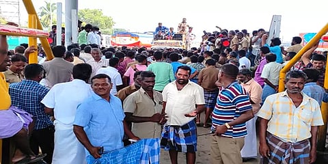 சுங்கச்சாவடி கட்டணத்தை செலுத்த மாட்டோம்: முற்றுகை போராட்டத்தால் மதுரையில் பரபரப்பு