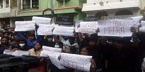 “பள்ளி முதல்வரை கைது செய்யுங்கள்” - கோவை மாணவியின் உடலை வாங்க மறுத்து போராட்டம்