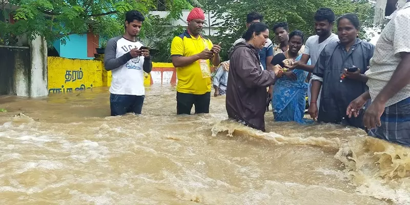 கன்னியாகுமரி: மழை வெள்ளத்தில் கூண்டுக்குள் சிக்கிய பறவைகளை உயிருடன் மீட்ட இளைஞர்கள்