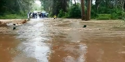 சத்தியமங்கலத்தில் மழை வெள்ளத்தால் மலைகிராமங்களுக்கு போக்குவரத்து துண்டிப்பு