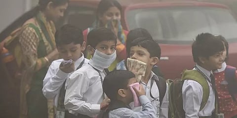 காற்று மாசு காரணமாக மாணவர்கள் பள்ளிக்கு வர வேண்டாம்: டெல்லி அரசு முடிவு