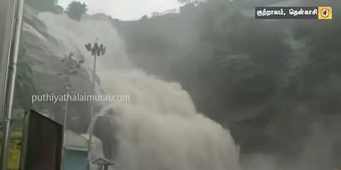 ஐந்தருவிகளில் ஆர்ப்பரித்துக் கொட்டும் தண்ணீர்