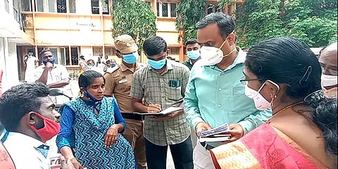 மக்கள் குறைதீர் கூட்டம்: மாற்றுத் திறனாளிகளை தேடிச்சென்று மனுக்களை பெற்ற ஆட்சியர்