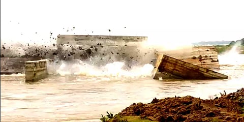 விழுப்புரம்: கட்டி ஓராண்டுக்குள் இரண்டாவது முறையாக உடைந்த தளவானூர் தடுப்பணை