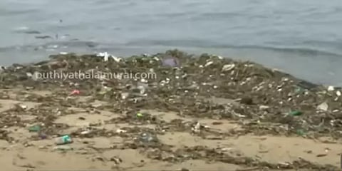 சென்னை நகர்ப்பகுதியில் இருந்து பக்கிங்காம் கால்வாய் வழியே கடலுக்கு வந்த குப்பைகள்