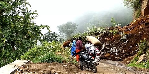 கொடைக்கானல் அடுக்கம் சாலையில் உருண்டு விழுந்த ராட்சத பாறை: போக்குவரத்து பாதிப்பு