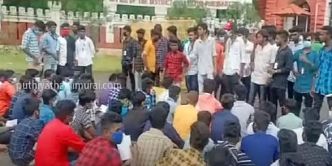 புதுக்கோட்டையில் ஆட்சியர் அலுவலகத்தை முற்றுகையிட்டு மாணவர்கள் போராட்டம்