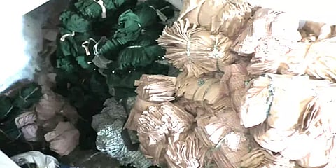 நாகை: மாடிப்படி ஓரத்தில் குப்பைபோல் குவித்து வைக்கப்பட்டுள்ள பள்ளி சீருடைகள்