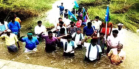 கடலூர்: தண்ணீரில் இறங்கி போராட்டம் நடத்திய பொதுமக்கள்-நீருக்குள் பாம்பு வந்ததால் பரபரப்பு