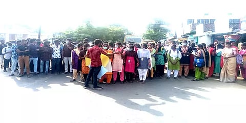 ஆன்-லைனில் வகுப்பு நடத்திவிட்டு ஆஃப்-லைனில் தேர்வா? : போராட்டத்தில் குதித்த மாணவ, மாணவிகள்