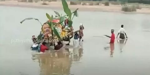 கடலூர்: உயிரிழந்தவரின் உடலை கழுத்தளவு நீரில் சுமந்து சென்று இறுதி சடங்கு செய்யும் அவலம்