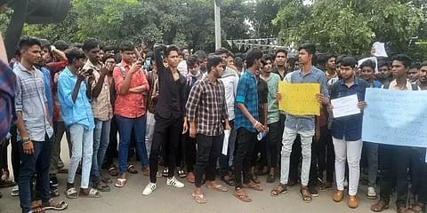 கோவை மாணவி மரணத்துக்கு காரணமான ஆசிரியரை தூக்கிலிடவேண்டும் - திருச்சி மாணவர்கள் போராட்டம்