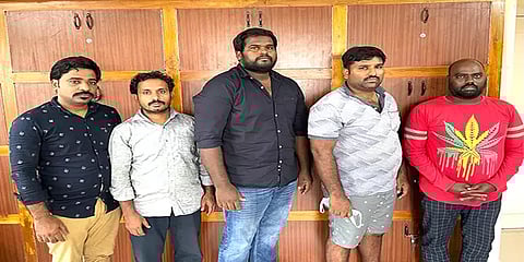 தனியார் விடுதியில் பாலியல் தொழில் நடத்தியதாக 5 பேர் கைது: 4 இளம் பெண்கள் மீட்பு