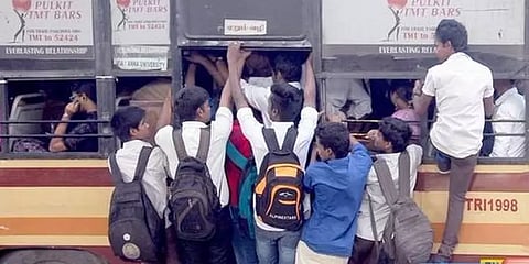 கரணம் தப்பினால் மரணம் என்ற சூழலில் பயணிக்கும் மாணவர்கள்