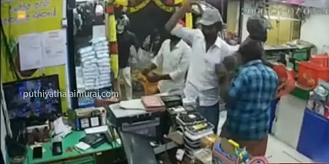 சூப்பர் மார்க்கெட்டை சூறையாடிய ரவுடிகள் - ரவுடிகளின் அட்டகாசத்தால் பொதுமக்கள் அச்சம்