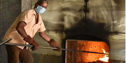 மயான பணியாளர்களுக்கு முன்கள பணியாளர் அந்தஸ்து - அரசாணை வெளியீடு