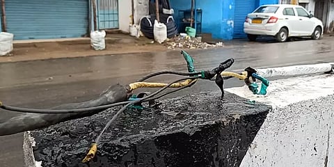 பெரம்பலூர்: தொடரும் கனமழை - பிரதான சாலையில் ஆபத்தை ஏற்படுத்தும் மின் ஒயர்கள்!