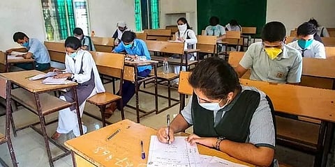 சிபிஎஸ்சி, ஐசிஎஸ்இ தேர்வுகளை ஆன்லைன் முறையில் நடத்தக்கோரிய மனு: உச்சநீதிமன்றம் தள்ளுபடி