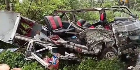 ஈரோடு: வேனும் லாரியும் நேருக்கு நேர் மோதி விபத்து - 4 பெண்கள் உள்பட 5 பேர் உயிரிழப்பு