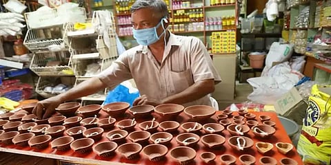 திருச்சி : தொடர் மழை காரணமாக அகல் விளக்குகள் விற்பனை கடும் பாதிப்பு!