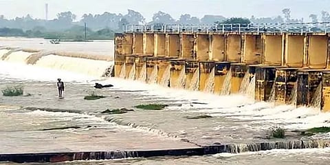 வாலாஜாபேட்டை தடுப்பணையில் இருந்து 90,000 கன அடி நீர் திறப்பு