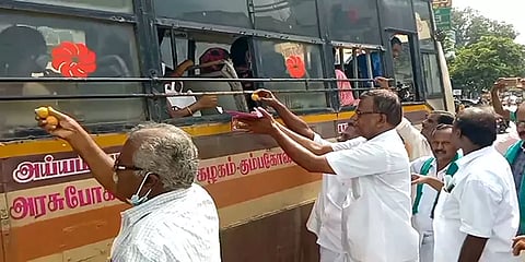 வேளாண் சட்டங்கள் வாபஸ்: தமிழக விவசாயிகள் பட்டாசு வெடித்துக் கொண்டாட்டம்