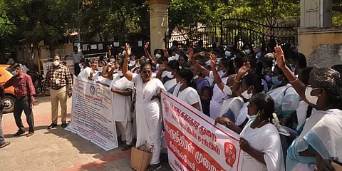 ”தடுப்பூசிக்கு இலக்கு நிர்ணயிப்பதால் சிரமத்துக்கு உள்ளாகிறோம்” - செவிலியர்கள் போராட்டம்