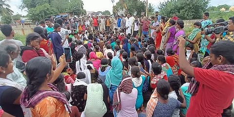 திண்டுக்கல்: தாளாளர் பாலியல் தொல்லை கொடுத்ததாக கல்லூரி மாணவ, மாணவிகள் சாலைமறியல்