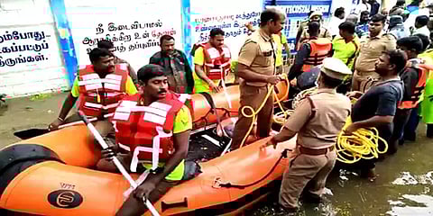 துரிஞ்சல் ஆற்றில் வெள்ளம்: கரையோர சர்ச்சில் சிக்கிய 8 பேரை போராடி மீட்ட தீயணைப்பு வீரர்கள்