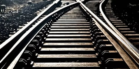 பெங்களூரு: ஓடிக்கொண்டிருந்த ரயிலில் செல்ஃபி எடுக்க முயன்று கீழே விழுந்து இறந்த நபர்