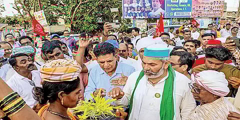 வேளாண் சட்டங்கள் ரத்து அறிவிப்பில் ராகேஷ் திகாயத்தின் பங்கு மிகப்பெரியது - யார் அவர்?