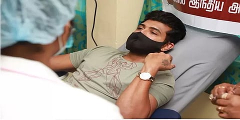 பிறந்தநாளில் ரசிகர்களுடன் ரத்ததானம் செய்த நடிகர் அருண் விஜய்