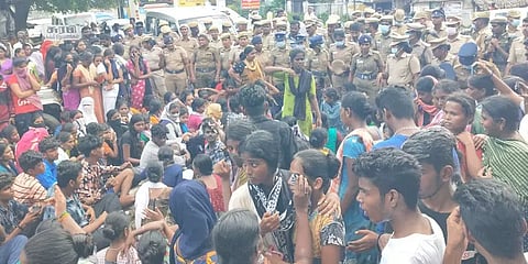 திண்டுக்கல் நர்சிங் கல்லூரியில் மாணவிகளுக்கு பாலியல் தொல்லை - கல்லூரி அறைகளுக்கு சீல்