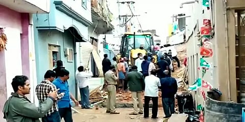 ஆந்திரா: கன மழையால் பழமையான கட்டடம் இடிந்து விழுந்து 2 குழந்தைகள் உயிரிழப்பு