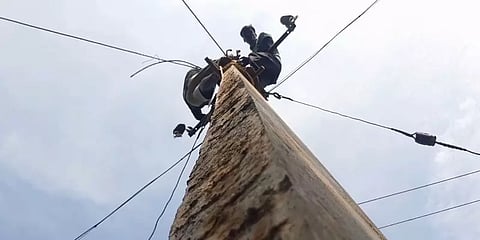 ”எங்களுக்கு பணி நிரந்தரம் செய்திடுக”- கோரிக்கை வைக்கும் மின்வாரிய ஒப்பந்த ஊழியர்கள்