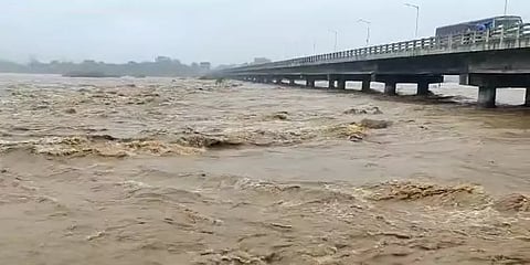ஆந்திராவில் பெய்துவரும் கனமழையால் கரைபுரண்டோடும் பாலாறு: தமிழகத்திலும் வெள்ள பாதிப்பு