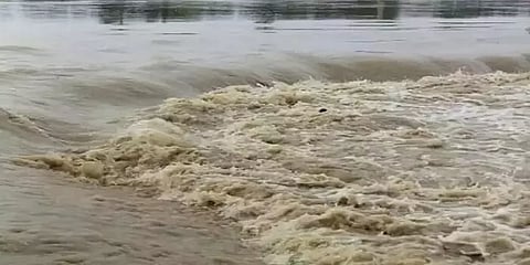 நிரம்பி வழியும், கரைபுரளும் ஆறுகள், ஏரிகள்-தமிழகத்தின் பல இடங்களில் வெள்ள அபாய எச்சரிக்கை