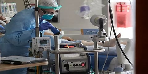 லைஃப் சப்போர்ட் அகற்றுவதற்கு சில மணி நேரத்திற்கு முன் கோமா நிலையிலிருந்து எழுந்த பெண்