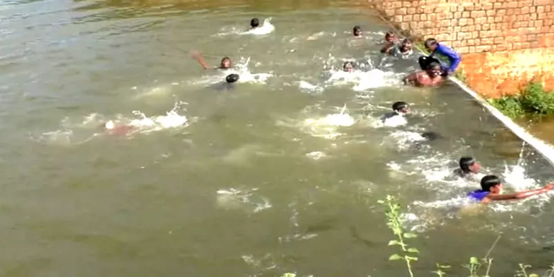 பெரம்பலூர்: 14 ஆண்டுகளுக்குப் பிறகு நிரம்பிய ஏரி - மலர் தூவி வரவேற்ற மக்கள்!