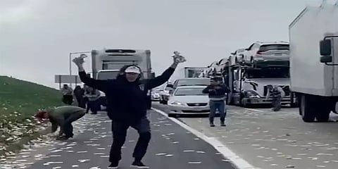 அமெரிக்கா : நெடுஞ்சாலையில் காற்றில் பறந்த வங்கி பணம் - அள்ளிச் சென்ற மக்கள்!