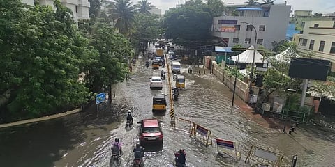 வெள்ளத்தில் தத்தளிக்கும் தி.நகர் சாலைகள்