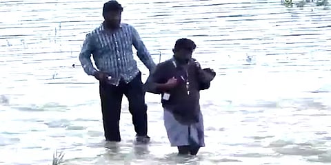 திருவள்ளூர்: ஆபத்தை உணராமல் வெள்ள நீரை கடந்து மதுபானம் வாங்கிவரும் மதுகுடிப்போர்